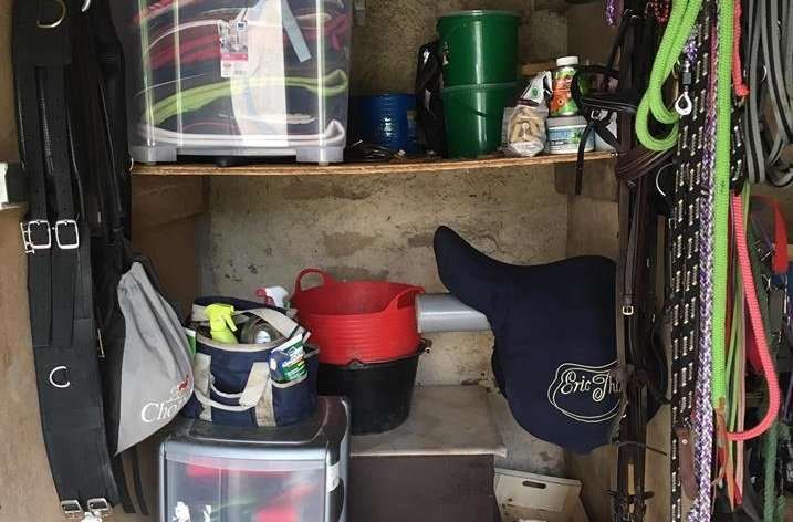 Ces trucs de sellerie abandonnés mais qu’on garde quand même